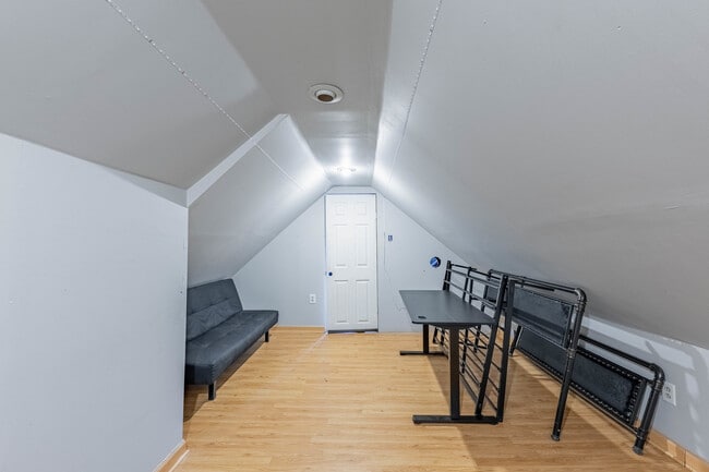 Building Photo - 5421 S Mulligan Ave