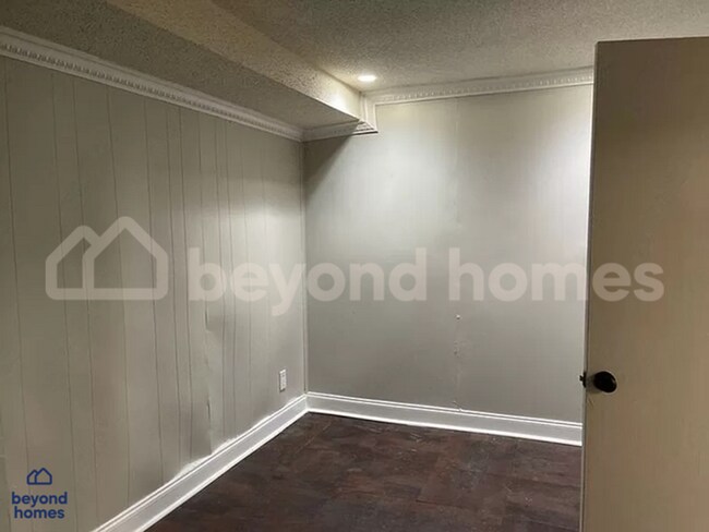Building Photo - Updated 4-Bed Home Minutes from Downtown C...