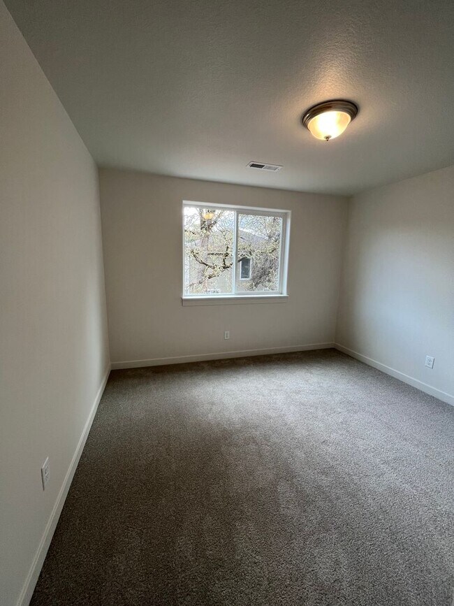 Building Photo - 3-bedroom 2-1/2 bathroom home