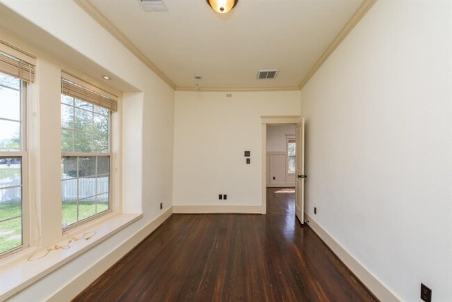 Building Photo - 722 E 25th St