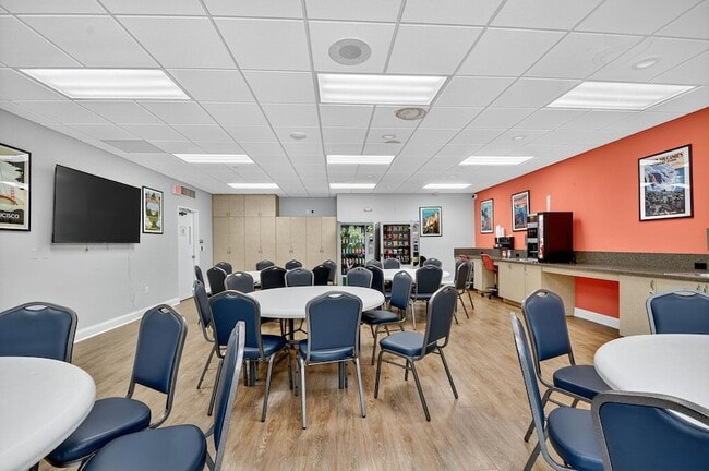 Building Photo - 7076 Huntington Ln