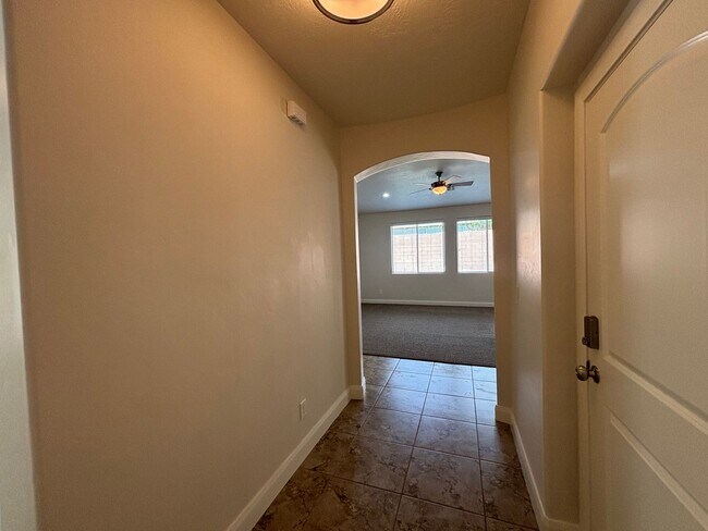 Building Photo - SPACIOUS HOME FOR RENT!