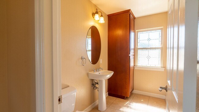 Building Photo - Huge Bay Front 3 Bed 2.5 Bath