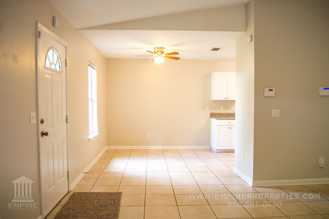 Building Photo - Spacious Central Townhome