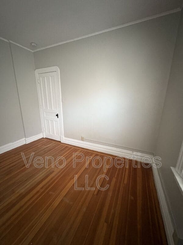 Building Photo - 1075 Park Ave