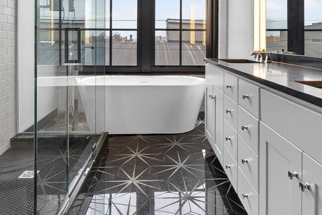 Building Photo - 2647 Locust St