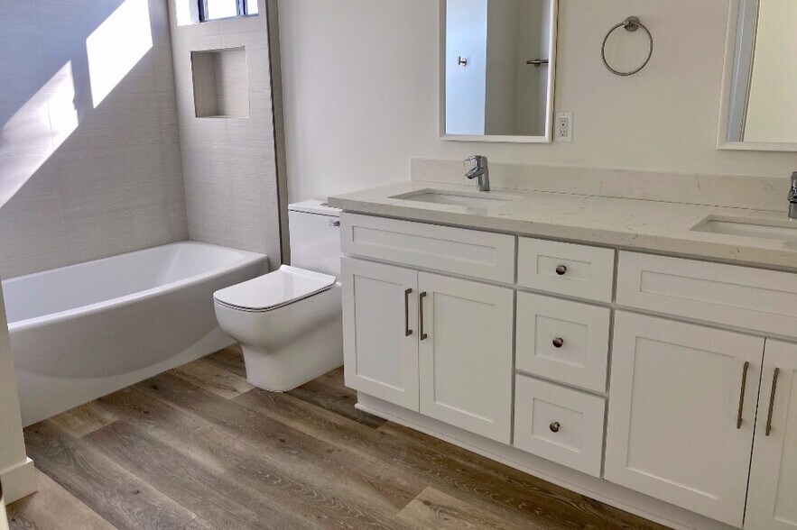 Bathroom 2 - 2826 S Norton Ave