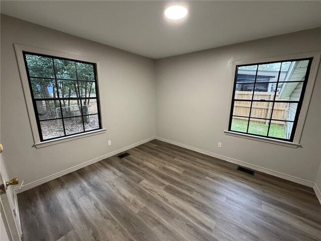 Building Photo - 2613 Old Military Rd