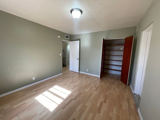 Building Photo - 2 Bedroom 1 Bathroom / Great for UofA Students