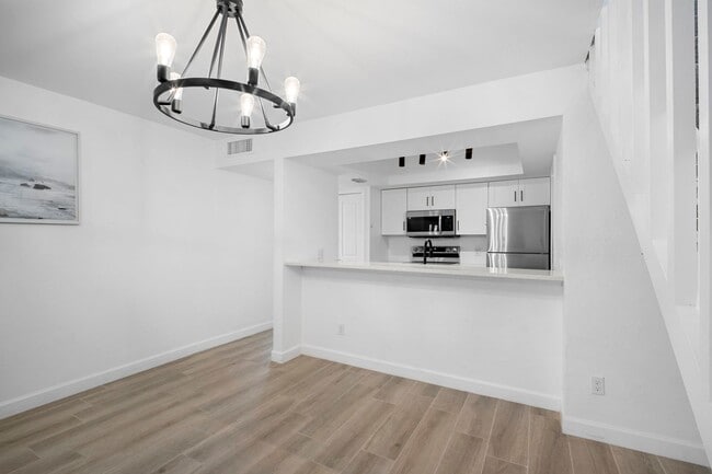 Building Photo - Well-maintained,2 bed 2 bath two-story condo located in Fort Myers