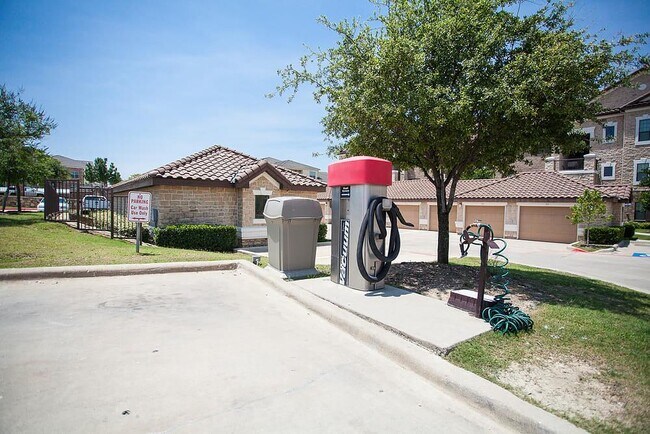 Building Photo - 6101 N Riverside Dr