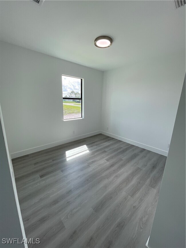 Building Photo - 821 Newell St E