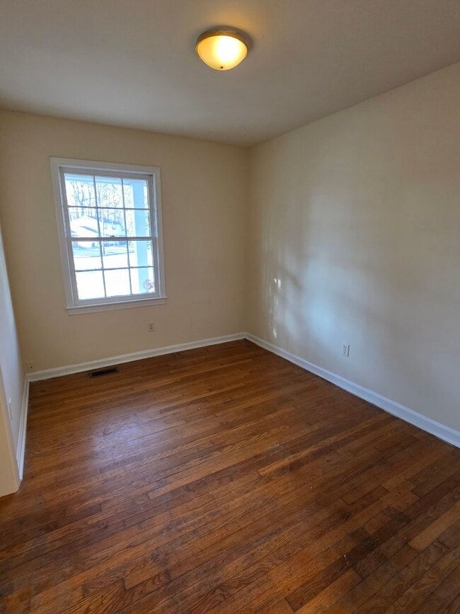 Building Photo - Move In Ready 3bd, 1.5bath Brick Ranch