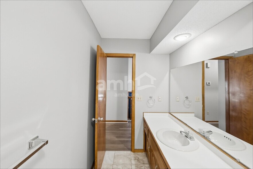 Building Photo - 409 SE Onyx Cir