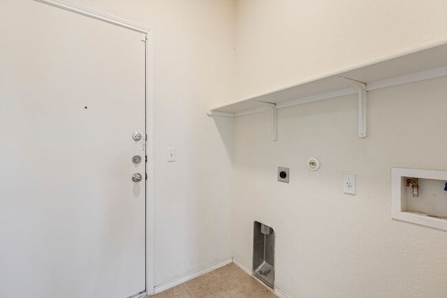 Building Photo - Lovely Single Story, 3 bedrooms, 2 bathrooms, Home in Northeast Austin!!!!