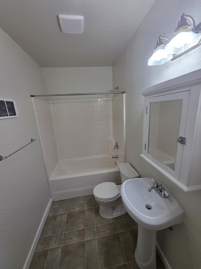 Building Photo - Charming home on quaint cul-de-sac!