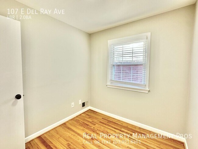 Building Photo - 107 E Del Ray Ave