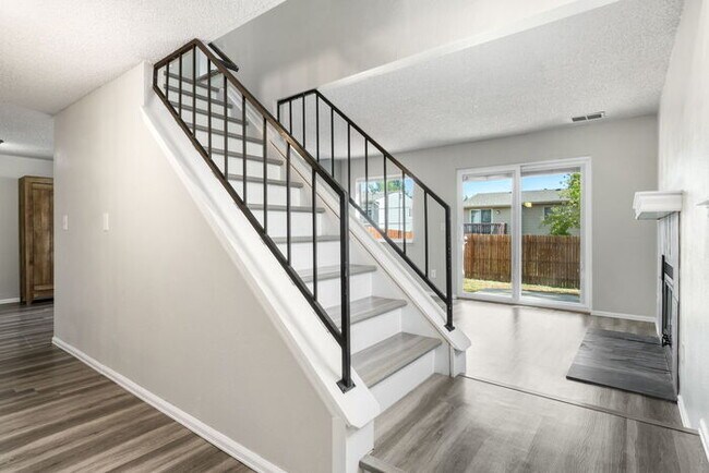 Building Photo - Clean, Bright 3 Bedroom with large yard an...