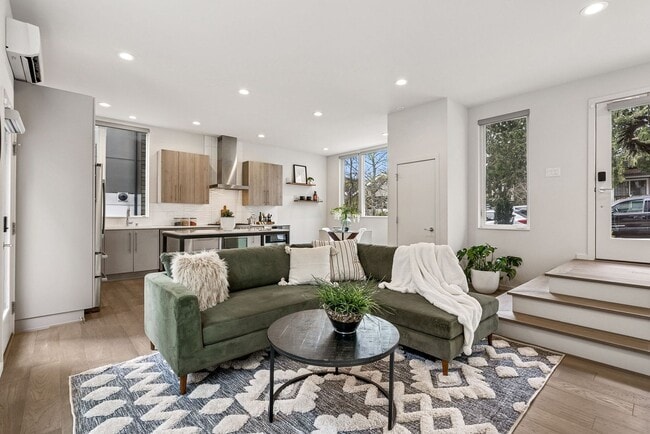Building Photo - Judkin Parks Townhome
