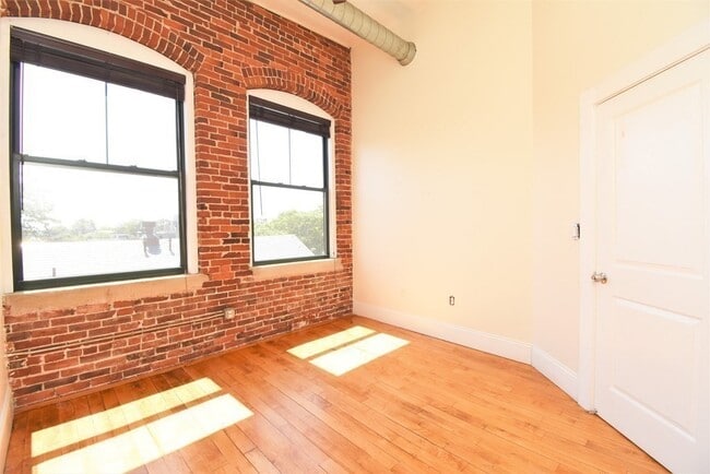 Building Photo - 275 Essex St