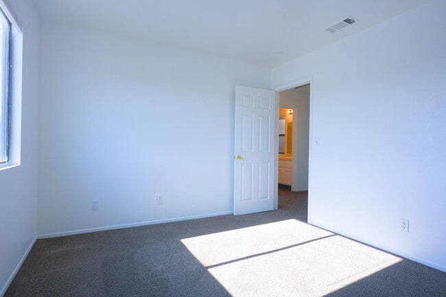 Building Photo - Stunning 3 Bed / 2.5 Bath Home w/ Loft, Two-Story Atrium & Remodeled Kitchen