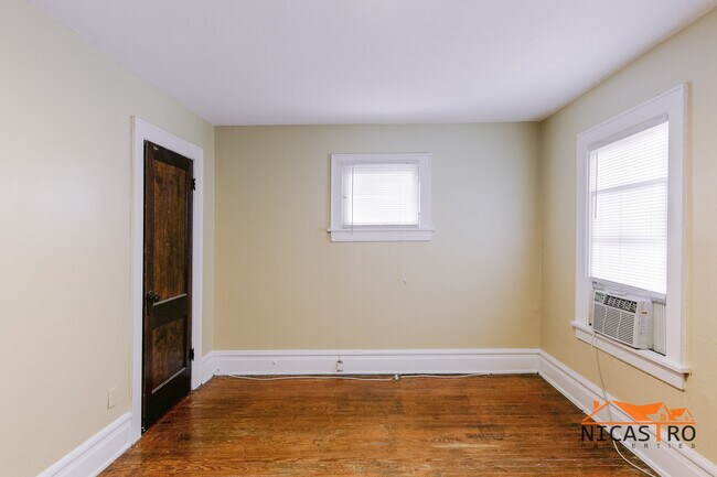 Building Photo - 1638 Indianola Ave