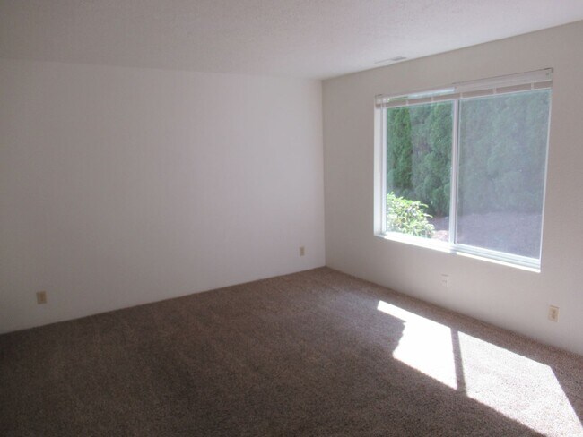 Building Photo - Nice Clean Two Bedroom w/ Private Backyard