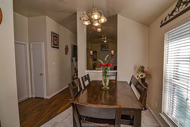 Building Photo - Newly Remodeled Unit!