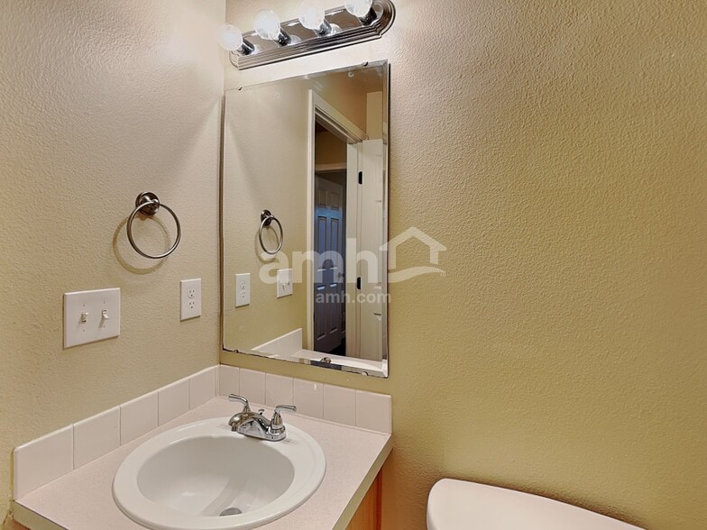 Building Photo - 4707 Oxbow Ave