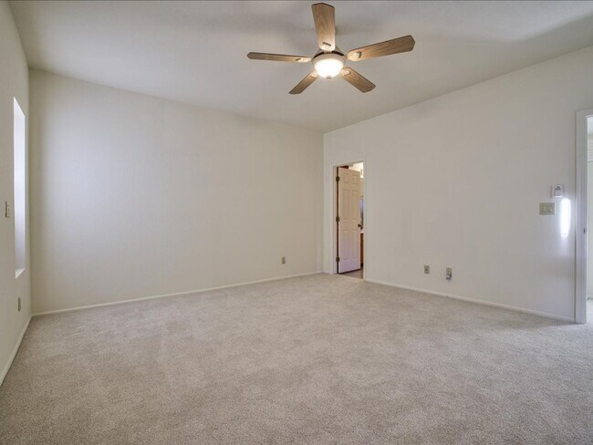 Building Photo - 3 Bedroom 2 Bathroom with Community Pool!!