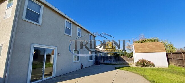 Building Photo - Beautiful 5 bedroom, 3 bath house