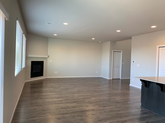 Building Photo - Beautiful 4 Bedroom 2.5 Bath Home Located In A Beautiful Master Planned Community in Camas! Top R...