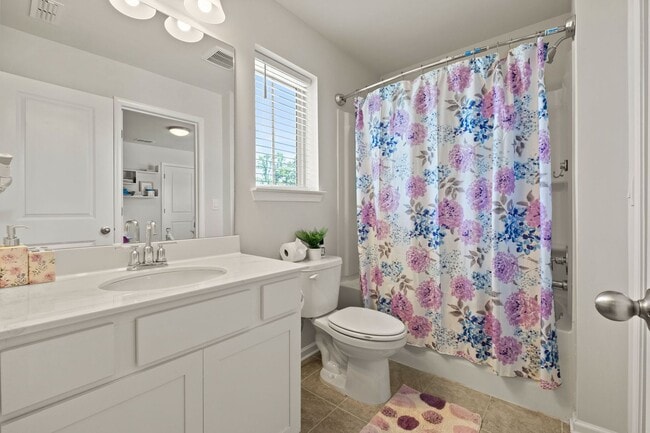 Building Photo - Gorgeous 3 BR/2.5 BA Townhome in Marietta-...