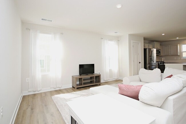 Building Photo - One Level Living With Amenities!