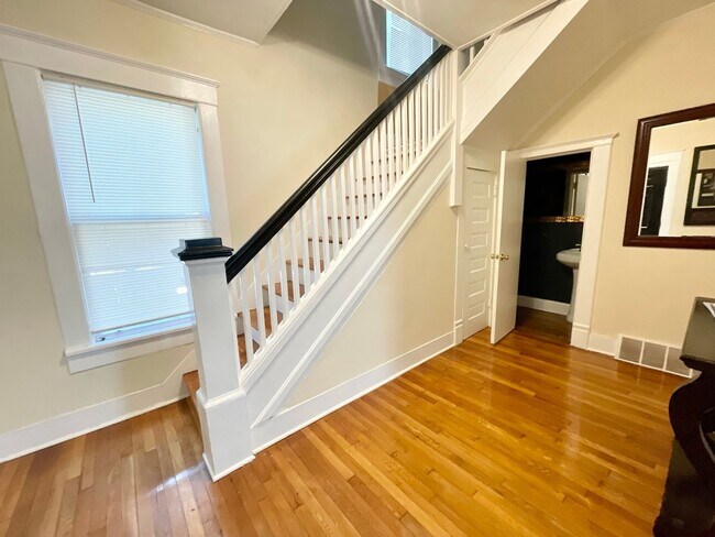 Building Photo - FIVE POINTS