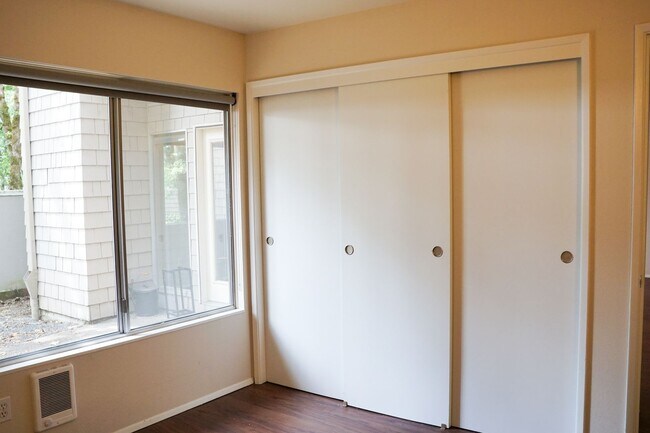 Building Photo - Gorgeous & Bright 1-Bed w/ Wood-Burning Fi...
