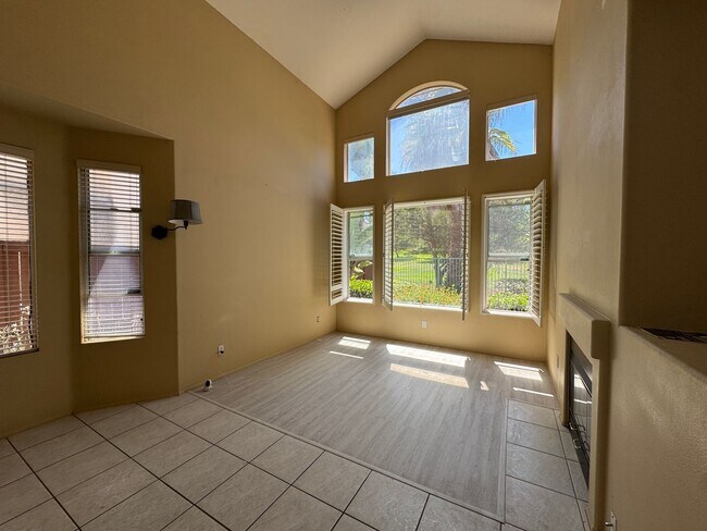 Building Photo - Rent a Beautiful Home Backing the Golf Cou...