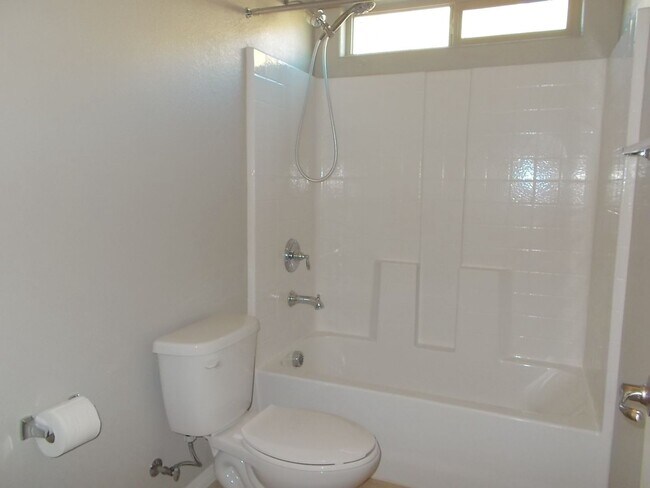 Building Photo - Spacious 3-Bed, 2-Bath Home in Prime Las Vegas Location