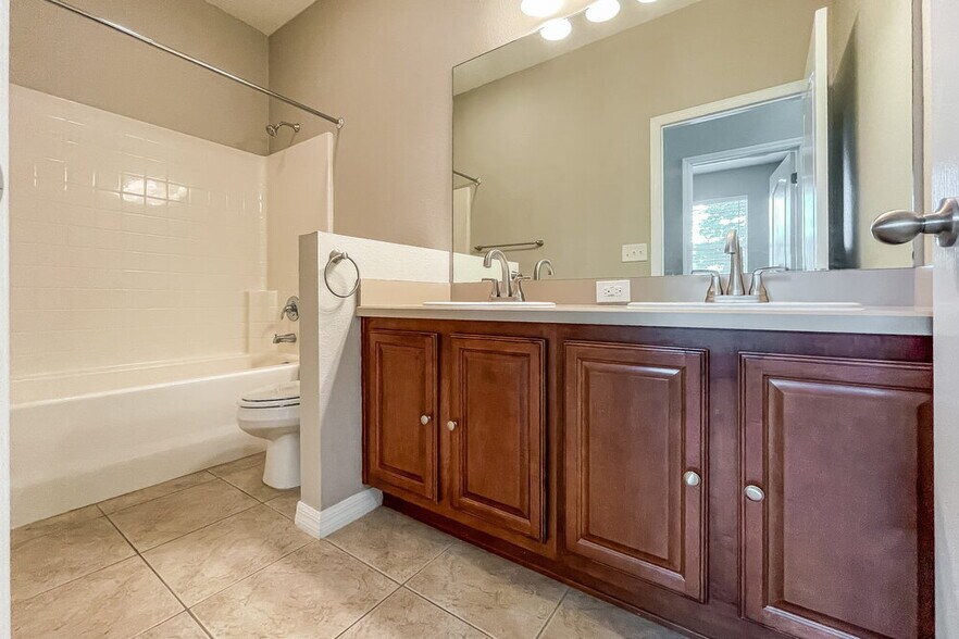 Building Photo - 12159 Colony Lakes Blvd