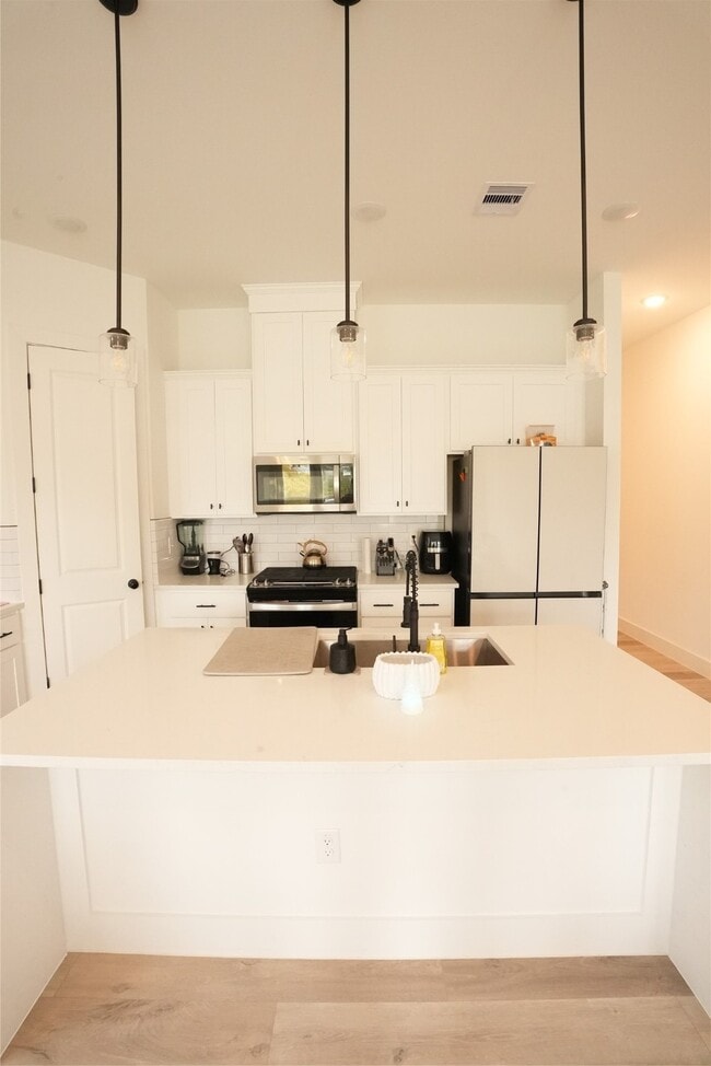 Building Photo - 2406 Mann St