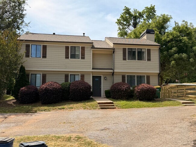 Building Photo - 102-104 WELCH PLACE