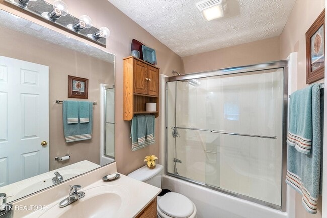 Building Photo - 519 Country Oaks Dr