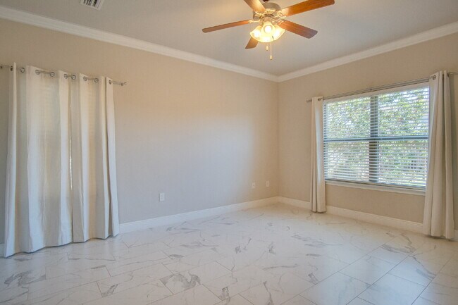 Building Photo - Highly desired 4/2.5 Gulf Breeze Home with hot tub!
