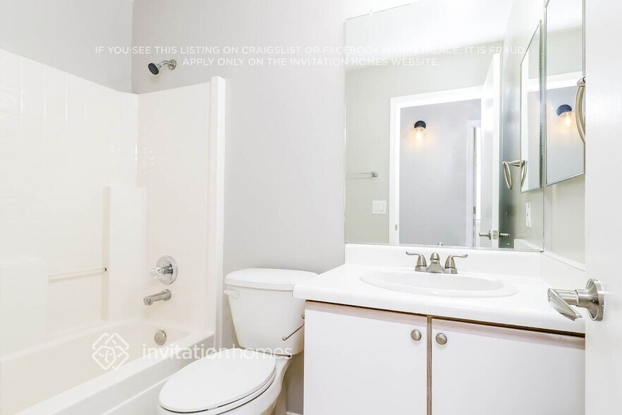 Building Photo - 15901 W Elm St