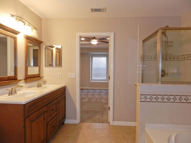 Building Photo - Quality Townhome In Convenient Location!