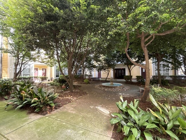 Building Photo - Live on the edge of Dilworth in Charlotte'...