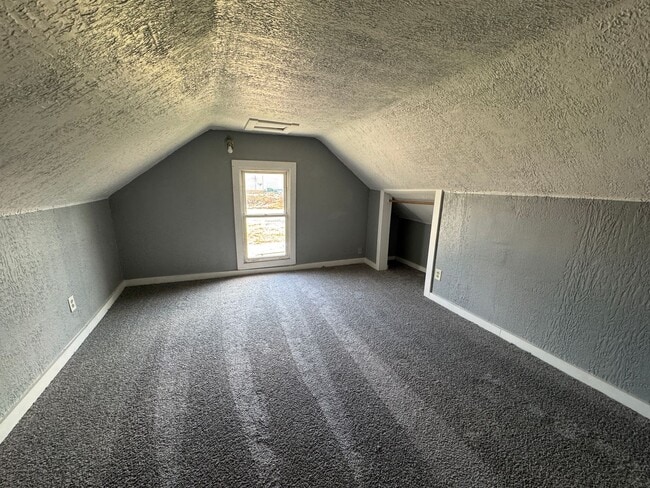 Building Photo - Fountain Square 2 Bed 1 Bath with large backyard.