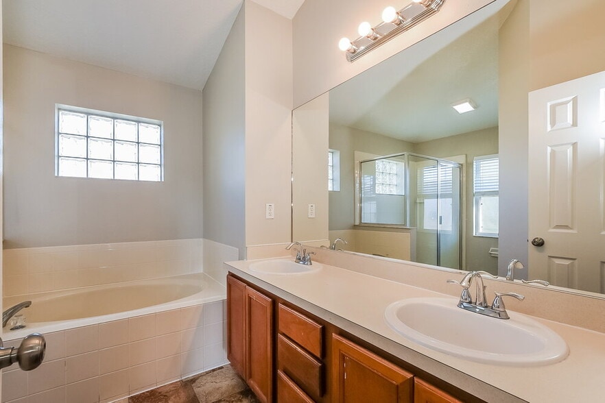 Building Photo - 232 Valley Edge Dr