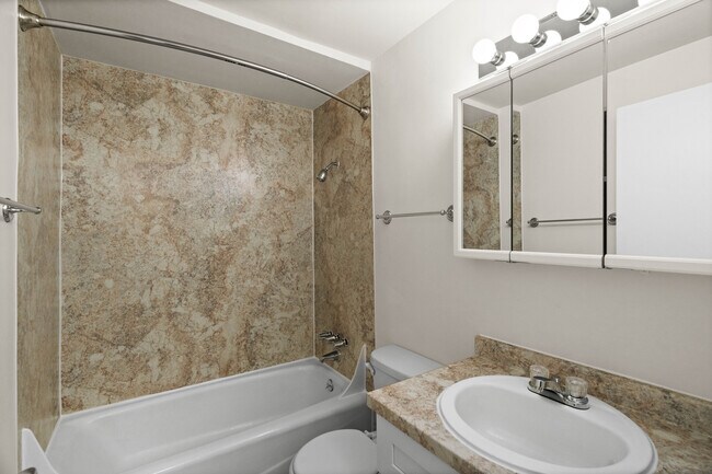 2 Bedroom 1.5 Bath w/Garage 787 Sq Ft - Rainier Gardens Aparments