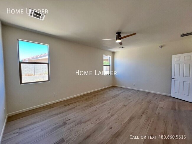 Building Photo - 1536 E Elegante Dr